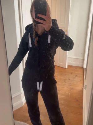 Russemerch mörkblå - Jag säljer mitt mörkblåa Russemerch set! Använt fåtal gånger💕 Skriv privat för fler bilder!