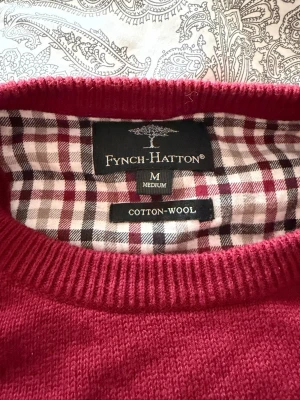 Röd stickad tröja från Fynch-Hatton - Snygg röd stickad tröja från Fynch-Hatton i en skön blandning av bomull och ull. 