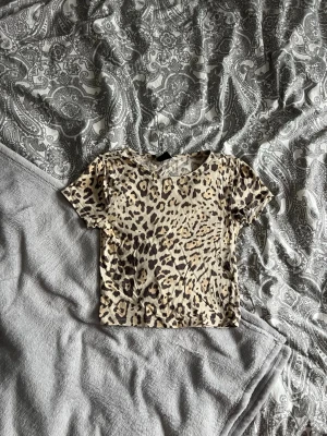 Leopard topp - Topp med leopardmönster från Gina i storlek xs. Inga defekter. Vi kan diskutera paketpris om du är intresserad av fler varor😇