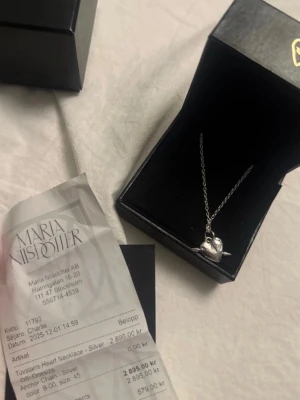 Maria Nilsdotter Tuvstarr halsband - Super bra skick, låda osv tillkommer!! Skriv vid funderingar eller frågor. Halsbandet är i längden 45! Har använt men inte länge och inga defekter.💞💞💞 