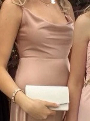 Rosa balklänning - En perfekt balklänning i rosa i silkes material med knyte därbak. Klänningen har smala axelband och passar mig som är 170! Skulle säga att den passar S-M. Endast använd en gång.