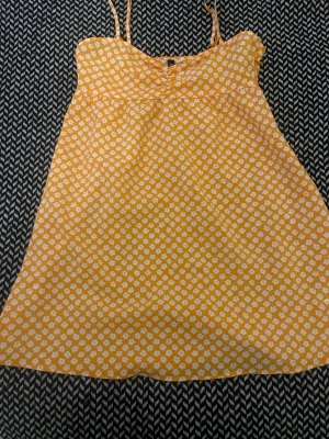 Gul blommig klänning  - Klänning blommig orange funkar bra utan bh