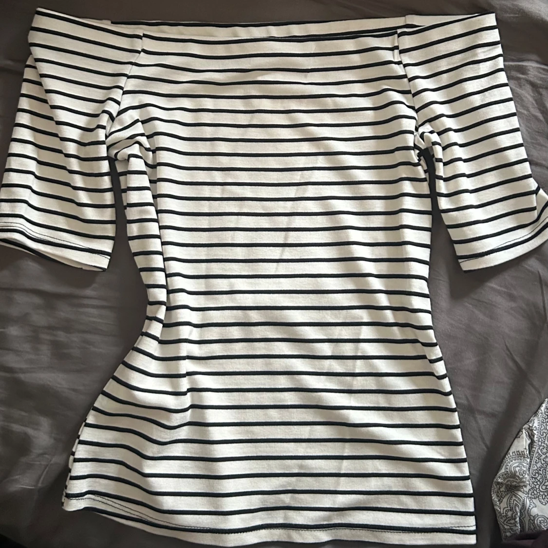 Randig offshoulder topp från H&M