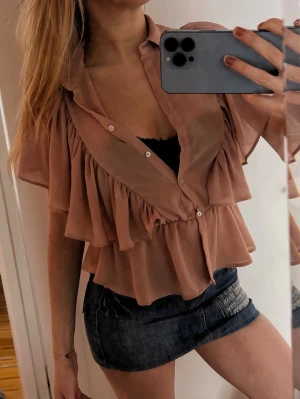 Zara volang blus  - Rosa volangblus  från Zara som går att ha uppknäppt eller stängd till kragen. Jätte classy och säljs inte längre❣️