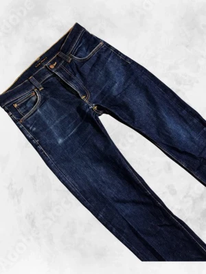 Nudie Jeans Herr - Nudie Jeans Herr  Storlek 32/32  Modell Lean Dean  Skick 8.5/10, fina slit och wash  Pris 449  Fraktar samma dag!