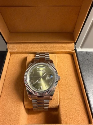 Seiko mod  - ⌚ Automatisk Seiko Mod i rostfritt stål.  Stilren klocka med automatisk mekanisk rörelse  Levereras med box, certifikat och justeringsverktyg för att justera länken.  📱 Följ mig på TikTok eller Instagram för fler bilder och videos på klockan. (Seikomodsweden)  💬 Skicka DM vid intresse. OBS: pris går att diskutera!