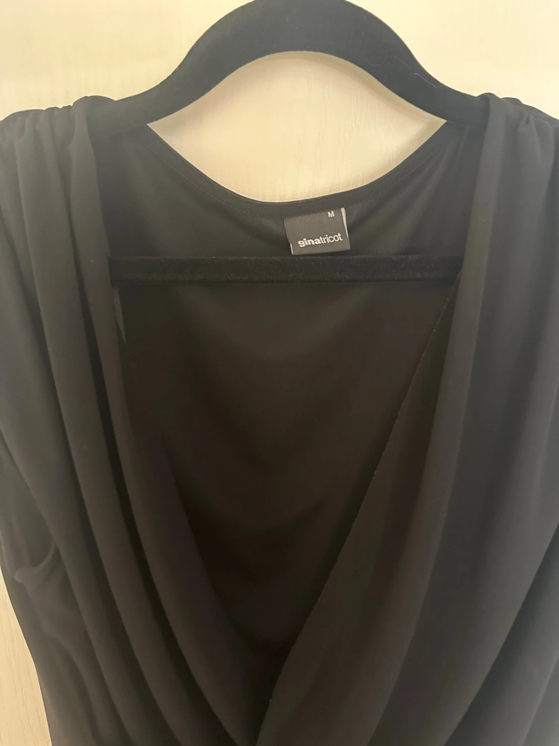 Svart draperad ärmlös topp/blus  - 2