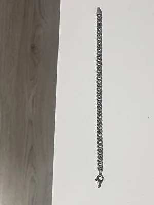 Kedjearmband i äkta silver 925 - Snyggt kedjearmband i äkta silver 925 med klassisk design. Armbandet har en stilren och tidlös look med tätt sammanlänkade länkar och smidig karbinhake. Perfekt för dig som gillar minimalistiska accessoarer i silver.