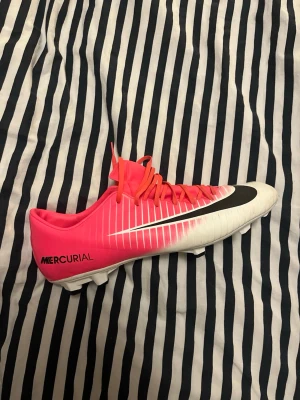 Nike Mercurial - Vit och rosa Nike mercurials i fint skick