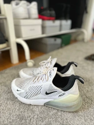 Nike Air Max 270 vita sneakers - Säljer nu nike air Max 270 skor, kommer inte till användning längre. Storlek 41 men skulle mer säga 40