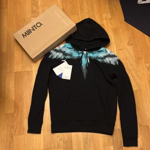 Marcelo Burlon hoodie - Nästan helt ny Marcelo Burlon hoodie.  Köpt på u/m för 3800. Hör av dig vid intresse!