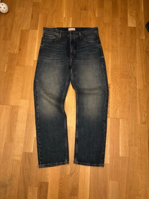 Jeans från Jack & Jones - Jeans från Jack & Jones i modellen relaxed Chris. Oanvända. W:32 L:32. Snygg tvätt, inga returer. Ny pris ca 600. Kom inte med prisförslag utan avsikt att köpa. Tack 
