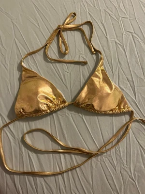 NY! Vadderad guld bikini topp  - NY! Vadderad guld bikini topp (går att ta ut dem) i storlek S. Perfekt till en y2k look på stranden eller som bh till linne eller transparent tröja ✨