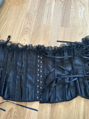 Fin Svart Korsett - Jag säljer denna fina, svarta korsetten då jag endast har använt den en gång, max två, sedan jag köpte den. Så eftersom att jag inte har använt den så mycket eller på länge så är den i gott skick.