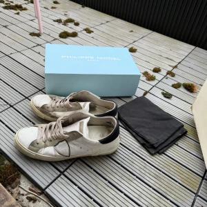 Philippe Model vita ÄKTA! - Säljer ett par vita Philippe. Köpt från merchsweden, kvitto och boxen följer med. Lite trasiga på vänster sula där bak där det har gått upp men inget som syns tydligt . Använda i gott skick. PRISET ÄR INTE HUGGET I STEN