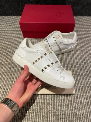 Valentino skor(nya) - Hej, säljer nu dessa svin snygga valentino skor. Skorna är i nytt skick!  Testade en gång. Begränsat antal Boxar och dustbag . Hör av dig vid frågor. 