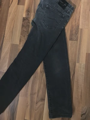 Mörka Jacob cohen jeans i strl 33 - Feta svarta Cohen jeans i 33. Säljs nu för att jag inte använder de längre. Sitter mer som 32 och är i sjukt bra skick! Ba att höra av dig vid frågor!