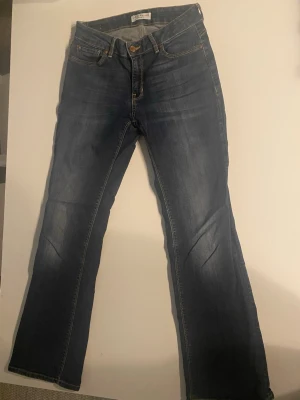 Mörkblå bootcut jeans från Lee - mörkblå bootcut jeans från Lee med klassisk femficksdesign och kontrastsömmar. tillverkade i mjuk denim.
