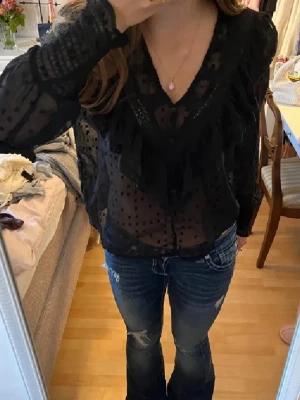 Svart blus från only - Säljer denna svarta blus från only då den inte används längre!💘