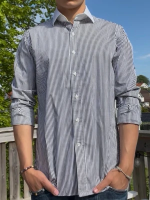Ralph Lauren Kostymskjorta - Superfin kostym skjorta från Ralph Lauren i storlek 16 (L). Köpt från Ralph Lauren butiken i Paris. Modellen är 188 väger 78kg. Skick 10/10, som ny! Hör av er vid minsta fundering!
