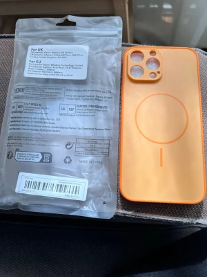 Orange MagSafe mobilskal i silikon - Snyggt orange mobilskal till iphone 13 plus  med MagSafe-kompatibilitet, tillverkat i mjukt silikonmaterial. Skalet har exakta utskärningar för kamera och knappar, och passar perfekt till iPhone. Ger ett fräscht och modernt intryck med sin klara färg och tunna design.