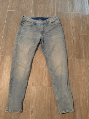 Ljusblå regular fit jeans - Snygga ljusblå jeans i regular fit-modell med klassisk femficksdesign och normal midja. Jeansen har en lätt tvättad look och raka ben. Perfekta för en avslappnad och trendig stil. Skriv till mig vid intresse!