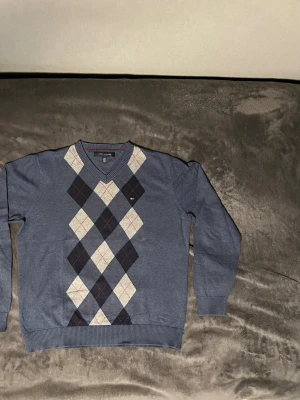 Tommy Hilfiger tröja - Tommy Hilfiger tröja i blått med argylemönster i mycket fint skick. Storlek L, passar även M.