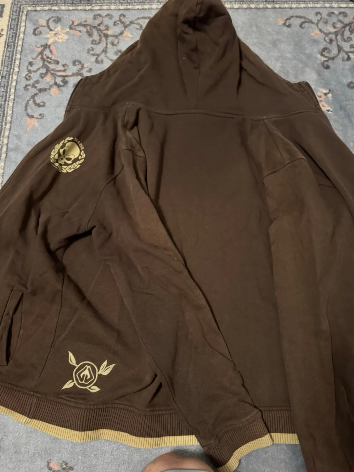 Brun hoodie med tryck och huva - 1