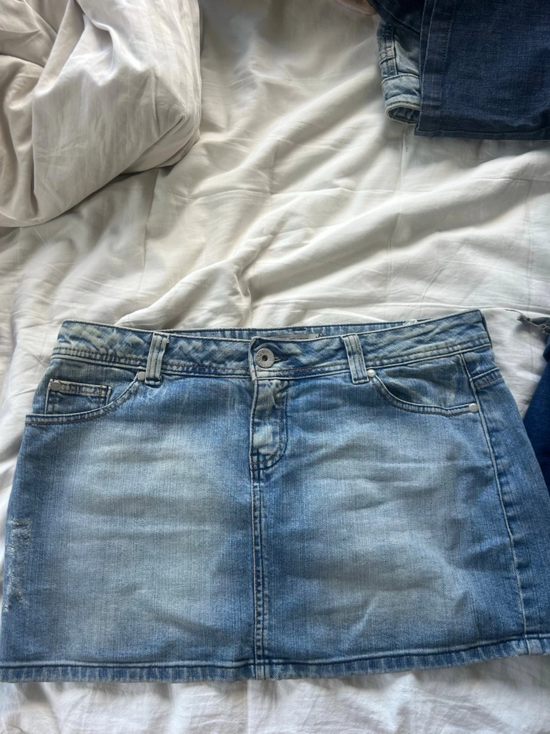 Ljusblå lågmidjad jeanskjol med fickor - 2