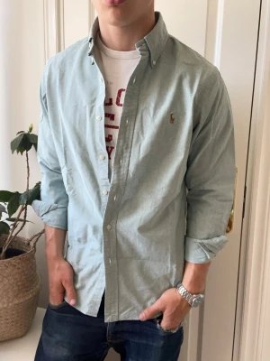 Ralph lauren skjorta  - Ralph lauren skjorta, Inga defekter! Modellen i bilderna är 180 cm 75 kg och bär Storlek M passar L , Kom med frågor! 🌟 (Kan gå ned i pris vid köp av paket 😉) 