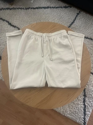 Beiga mjukisbyxor Zara - Hej👋 Säljer dessa snygga beiga mjukisbyxor med elastisk midja och dragsko😮‍💨Byxorna har raka ben och är tillverkade i ett mjukt och bekvämt material, perfekt för en avslappnad stil🤩 Fickor på sidorna och stilren design🧼 Storlek S📐 OBS! Baksidan är knopprig men går såkalrt att fixa lite👍 Meddela vid frågor eller fler bilder📩