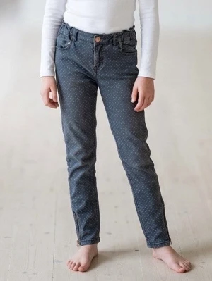 Mörkblå prickiga jeans med dragkedja - Snygga mörkblå jeans med små vita prickar och dragkedjor vid bensluten. Jeansen har klassisk femficksmodell, hällor för skärp och knappstängning. Perfekta för dig som gillar en lekfull men stilren look.