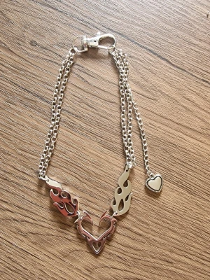 Halsband punkstil - Halsband punkstil. 32,9 cm + 11,8 cm långt. Berlock 3,2 cm × 3,2 cm.