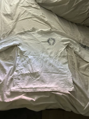 Chrome hearts long sleeve tröja - Det är en sällan använd chrome hearts tröja i perfekt skick. På bilderna är den lite skrynklig men en tvätt och så är den perfekt igen. Storlek S.