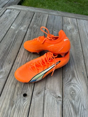 Puma Ultra Ultimate FG/AG Strl 40 - Säljer ett par Puma Ultra Ultimate FG/AG oanvända. Passade inte foten och står och dammar i garderoben. Nypris är runt 2699kr. Storlek 40 och 10/10 skick. En riktig pang deal.
