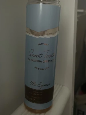 Sweet Tooth Body Mist Sabrina Carpenter - Sweet Tooth Body Mist från Sabrina Carpenter har en ljusblå och guldbrun flaska med elegant design. Doften heter Me Espresso och flaskan rymmer 240 ml. Men har använt.  Perfekt för dig som gillar söta och unika dofter med en modern touch.
