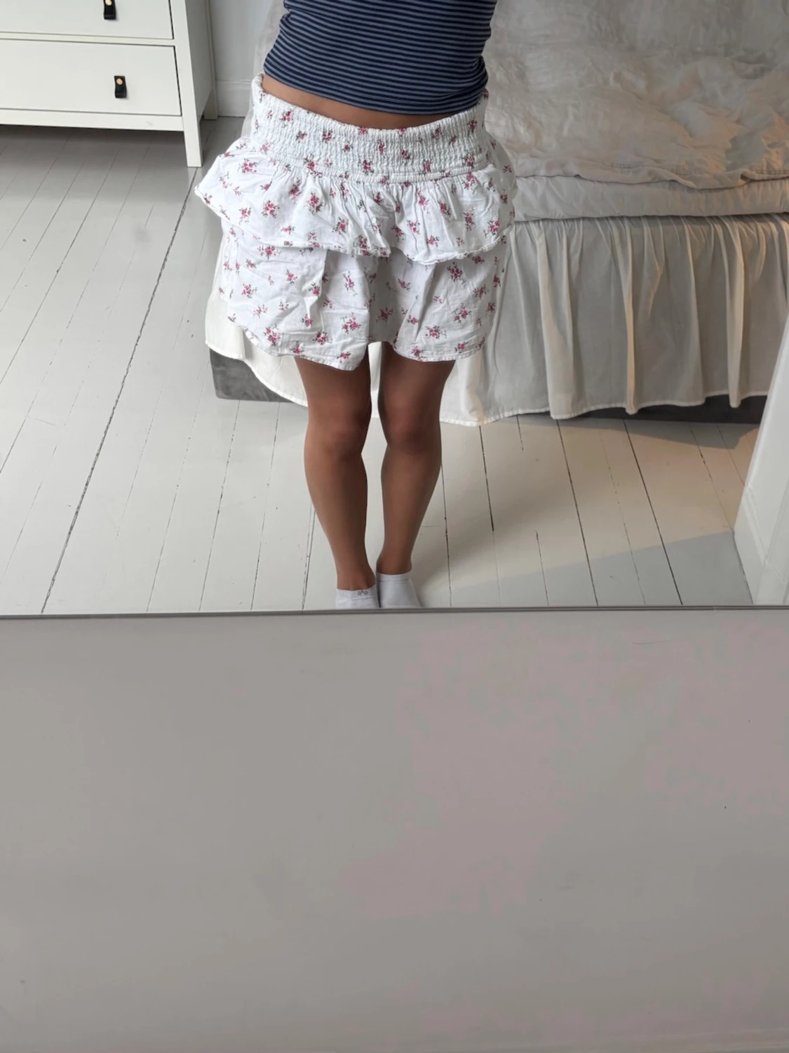 Vita blommiga volangshorts