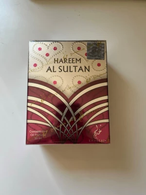 Hareem Al Sultan parfymolja 35 ml - Helt ny Hareem Al Sultan parfymolja från Khadlaj i en lyxig förpackning med guld- och vinröda detaljer. Oljan är koncentrerad och kommer i en 35 ml flaska. Perfekt för dig som gillar orientaliska dofter och elegant design. Hör av er vid minsta lilla fråga och priset kan diskuteras vid snabb affär 