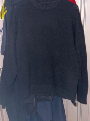 Svart stickad tröja Jack & Jones - Mörkgrå stickad tröja från Jack & Jones med rund halsringning och ribbade muddar. Enkel och stilren design som passar perfekt till jeans eller chinos. Tröjan har en klassisk passform och är gjord i mjukt material för extra komfort.