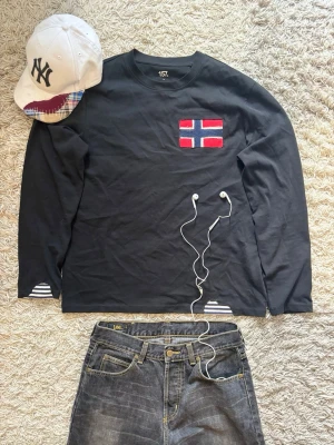 Remade Sleeve  - Custom omgjord sweatshirt från Lager 157 – strl S 🇳🇴✨  Snygg svart sweatshirt från Lager 157 som jag har gjort om själv med en påsydd Norge-flagga samt extra detaljer på olika delar av tröjan för en unik look. Perfekt för dig som gillar custom/plagg som sticker ut lite extra.  * Storlek: S * Färg: Svart * Skick: Helt nytt, aldrig använd * Unik redesign/custom detaljer * Bekväm och stilren oversized känsla  swag rap streetwear baggy vintage skate hiphop y2k affliction archive underground avant gar