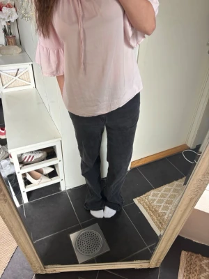 Straight jeans - Hejsan säljer dessa mid waist och du får gärna be om fler bilder eller vad som i dm🥰🥰