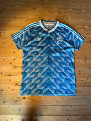 Blå retro fotbollströja  - Nederländernas Vm tröja från nått år, Gullit på ryggen