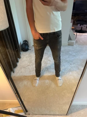 Diesel Jeans - Säljer dessa riktigt snygga och eftertraktade diesel jeans. Köptes i USA för drygt ett år sedan. Dom är använda men fortfarande i bra kvalité. Dom säljs inte längre vilket gör dom extra attraktiva. Storlek 30/32 och köptes för 2899kr