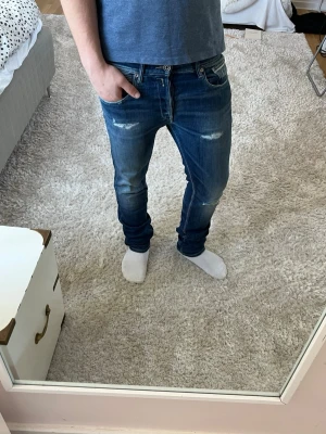 Replay jeans med slitningar  - Replay Grover Jeans | Bra skick | Storlek 32/34 | Pris - 549kr | Modellen är ca 181cm lång | Hör av dig vid minsta fråga eller fundering!!