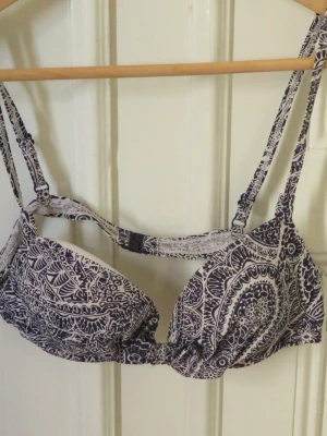 Mönstrad bh-bikini  - Snygg bh-bikini bygel och vadderade kupor i svartvitt mönster. Justerbara axelband och klassisk knäppning bak🌸