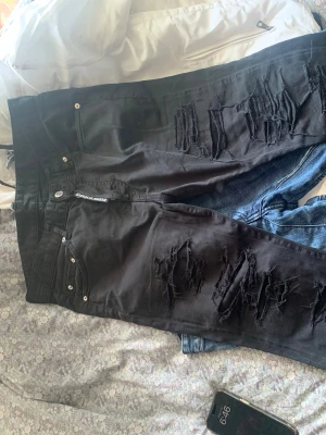 Dsquared2 jeans - Snygga svarta jeans från Dsquared2 i modell med slitningar. Den har ett hål i ena bakfickan och ena framfickan men inget som syns. Nypris var 2.6 säljer för endast 200