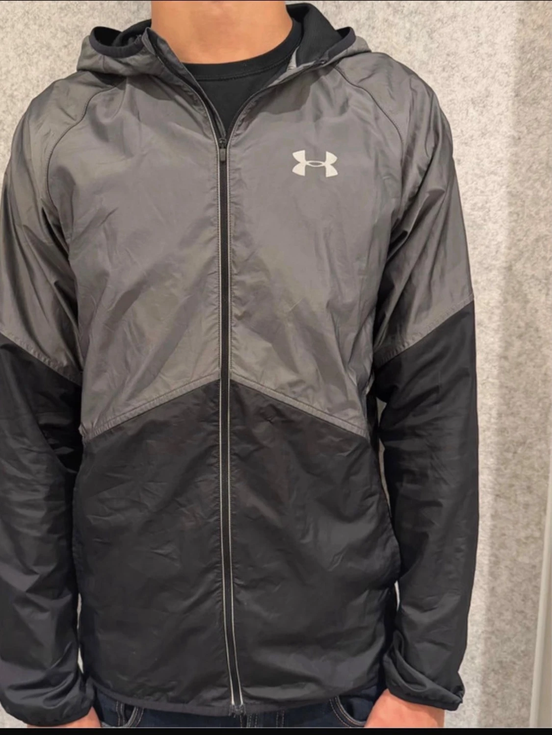 Grå och svart vindjacka Under Armour