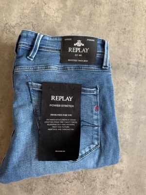  Replay anbass - Säljer ett par riktigt snygga jeans från Replay i modellen anbass – helt oanvända, lappar kvar och i nyskick. Skick: 10/10 Storlek: W33 L30                                                                                                    Priset är inte hugget i sten och kan diskuteras vid snabb affär.💰 nypris 1399 Hör av dig vid intresse eller frågor!