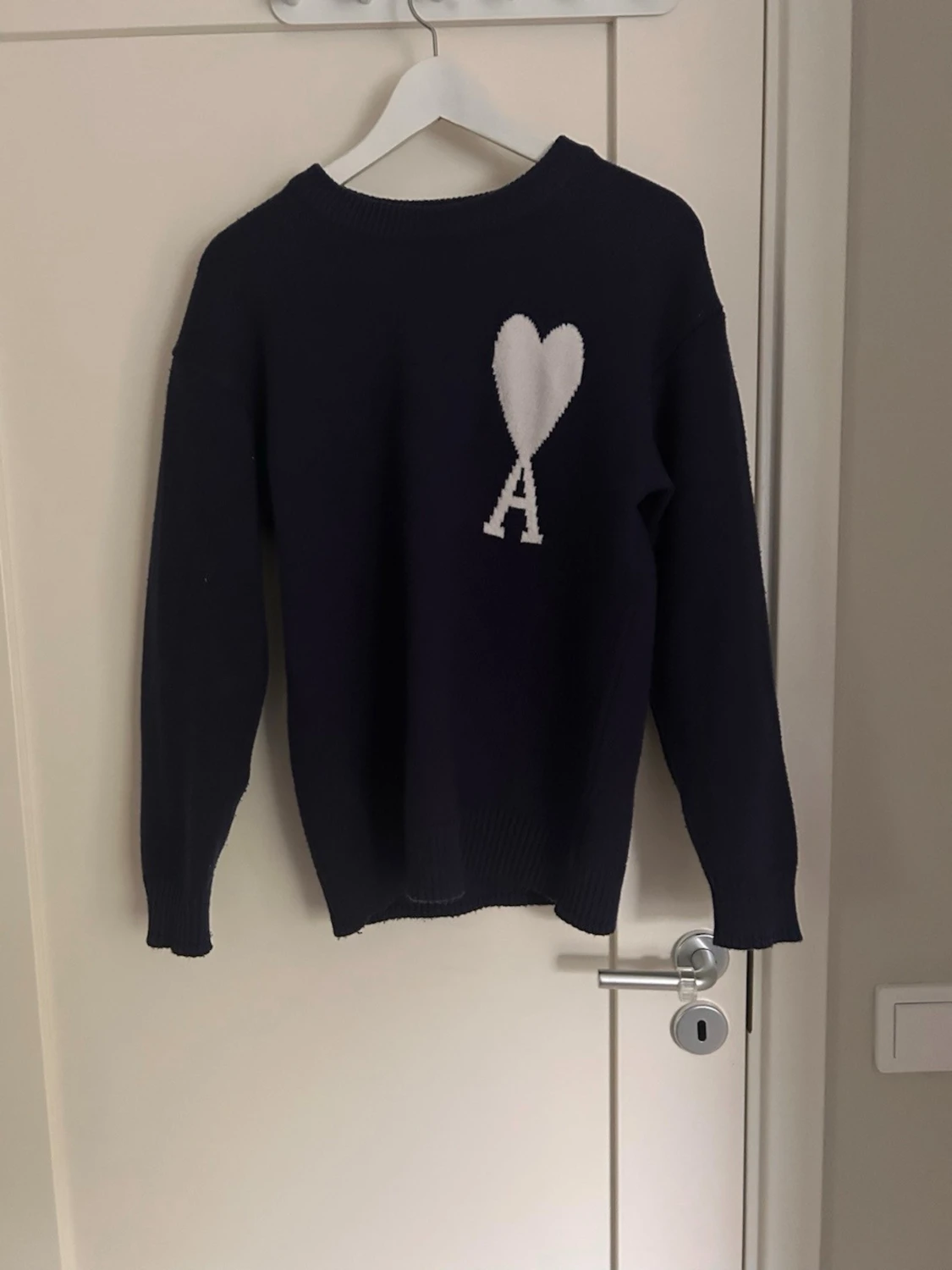 Mörkblå stickad tröja från Ami