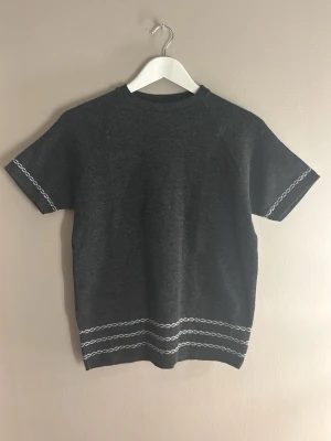 Stickad t-shirt - Den är handgjord och köpt av en tant så det finns bara denna.
